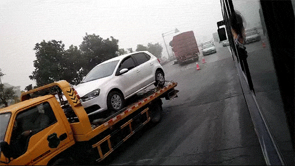 事发丹阳!又是车祸,一电动车主被压大货车底部,惊险!