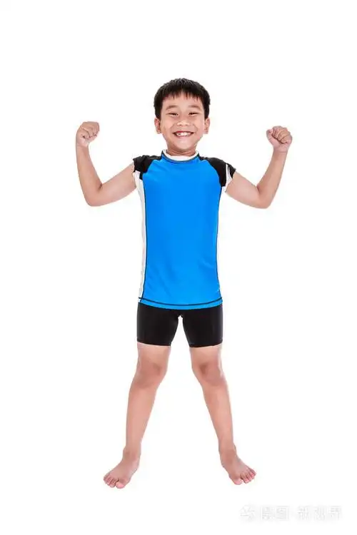 亚洲强壮的男孩正在展示他的二头肌肌肉.白色背景上孤立