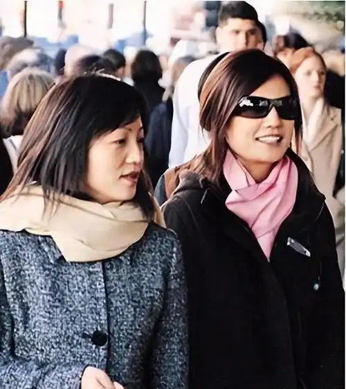 赵薇母亲魏启颖儿子离婚分走52亿女儿消失荧屏丈夫也去世