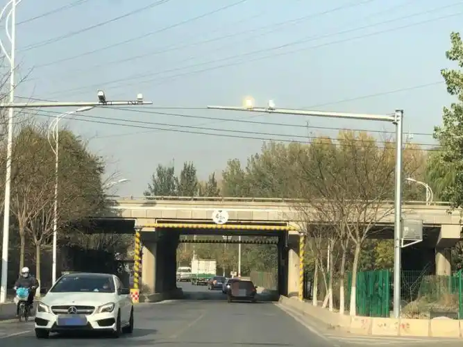 "热心读者王先生致电北青社区报热线称,因未办理进京证,他在裕安路北