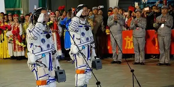 神舟十一号飞船发射升空