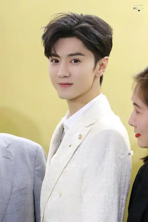 被陈哲远帅到了! 白色西装少年感十足!参加品牌活动人气爆棚!