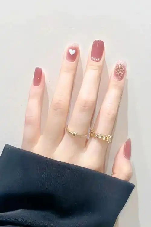 春天涂什么颜色指甲油好看,适合春天的四款美甲:纯色大方,橘色减龄,你