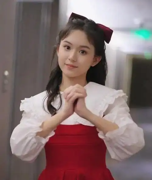 刘楚恬,这个十四岁的女孩,在演艺圈里,早已闯出了偌大的名声,也是众人