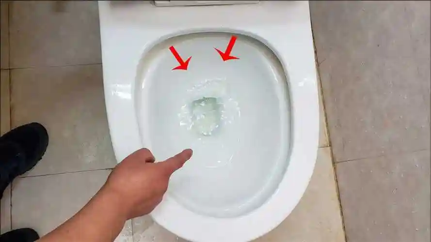 马桶冲水来回打转快堵了修理师傅教我个小方法一分钱不花解决