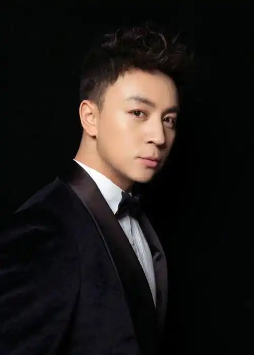 释小龙自长大后便鲜少出现在娱乐圈,也很少看到他出席活动,如今一看