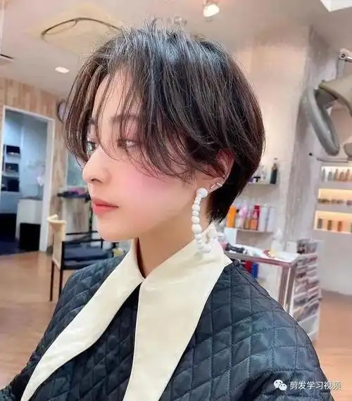 短发造型扎发,设计出来的长发造型不仅更加适合圆脸的可爱女生们而且