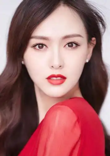 唐嫣是非常标准的瓜子脸,在现在可以是非常适合的网红脸,所以唐嫣在