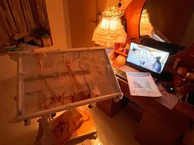 手里都痒痒的鉴于昨晚利用小小得梳妆台掉了n次针吸怕吵醒楼下的老妈