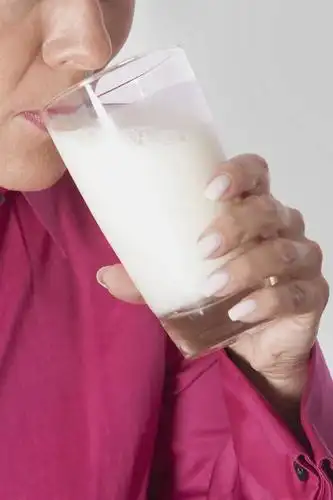 牛奶,西方人,手,一个人,站,竖图,室内,特写,白天,正面,杯子,欧洲,欧洲