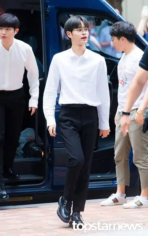 李大辉官方身高172公分的大辉,同样也是因为巴掌脸的关系,造就了