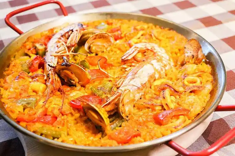 西班牙海鲜饭在西班牙叫 paella,是西班牙美食中最经典的一道,闻名