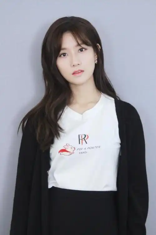 曾被《创造101》淘汰,今穿针织开衫配小飞猪内搭,美到骨子里