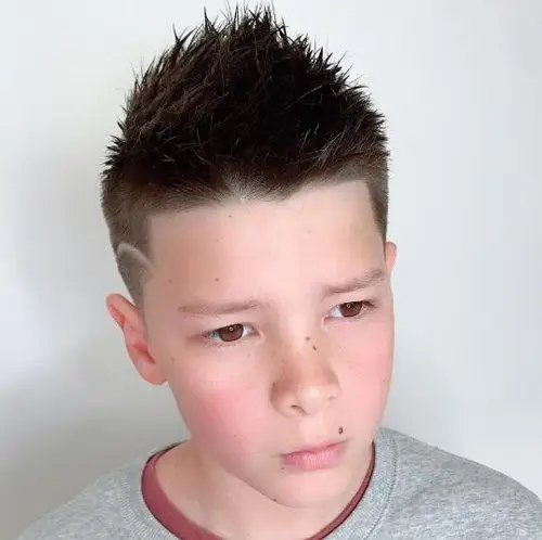 而今年小学男生的子弹头又有新造型,即这款男学生露额子弹头发型,侧边