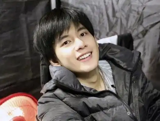 00后的胡先煦发腮了,目测最少老10岁