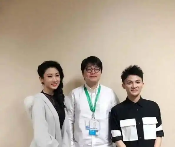 想要作一首主题曲,周深说他刚出道一年只认识钱雷和尹约,于是把方式