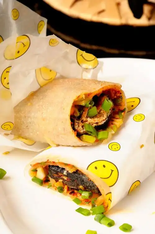 冷面卷臭豆腐火了,一晚卖200卷_厨仟艺小吃技术培训