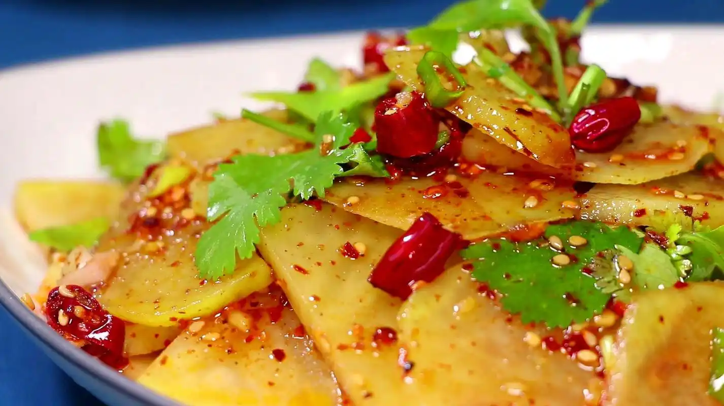 很多人超爱的麻辣土豆片,在家就能做,量大料足,比小龙虾还过瘾