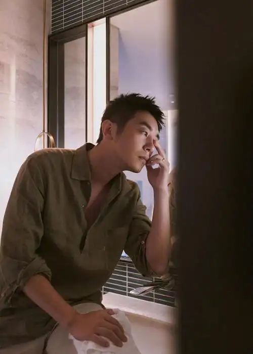 朱亚文发布一组居家风格写真朦胧格调写满故事氛围