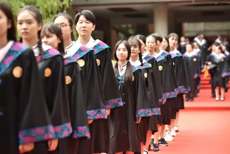 在冠冕楼前被校长逐一戴四方帽,正衣冠,握手,颁发毕业证