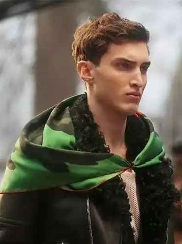 纷纷将90*90cm的丝巾挂在一个个高大威猛的男模身上,随后欧美的男士们