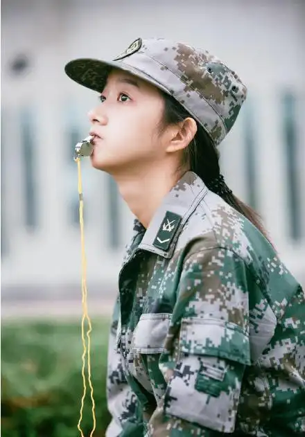 你见过这么萌哒哒的女教官吗,军训学生:每天我都很听话#美女##主播