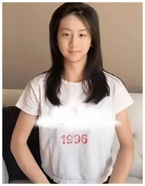 田亮15岁女儿森碟卷发熟成,与父同框,神似妈妈._包小柏_数字_故事