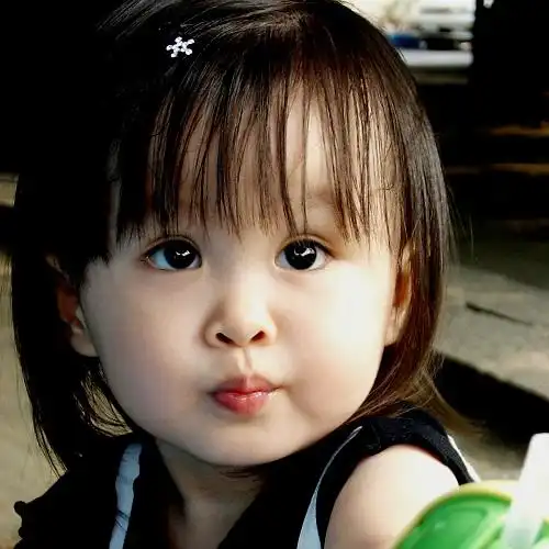 超可爱小女孩500x500高清图片越长大越孤单