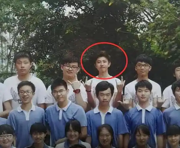 1998年出道年份:2012年最高学历:高中蔡徐坤从小就有一个明星梦,他