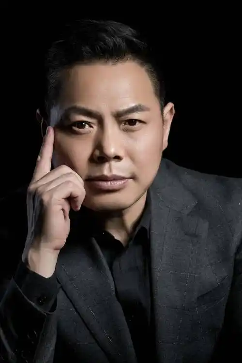 赵国英曝光新写真西装笔挺彰显成熟男人魅力
