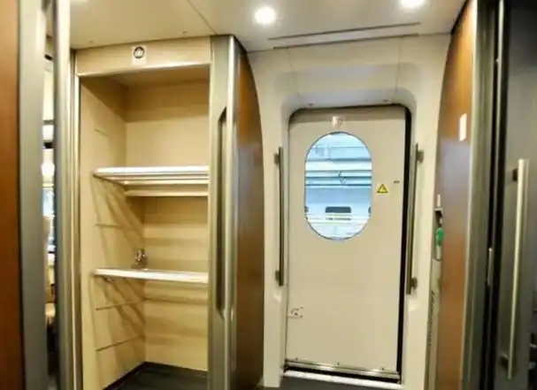 高铁行李架在哪个位置?