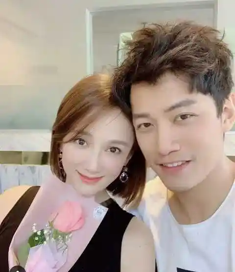 42岁陈乔恩与男友久违合体好甜蜜两人皮肤白皙发福明显