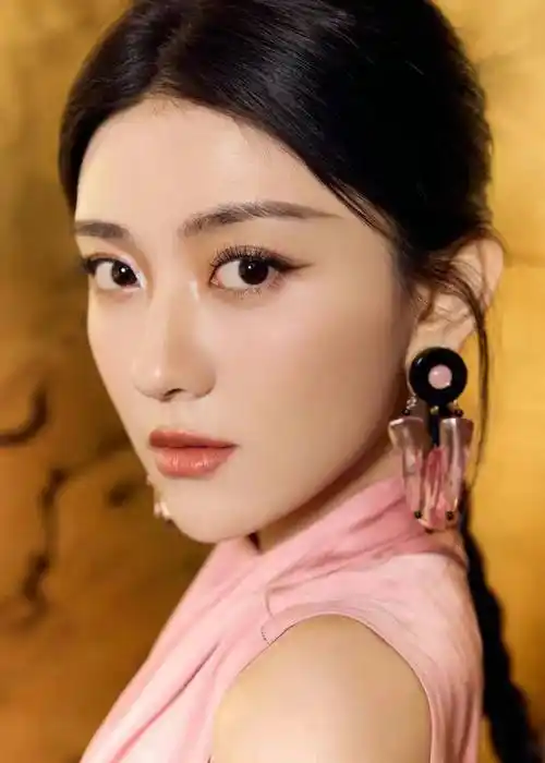 原创梁洁惊艳登场粉裙黑丝展古韵新姿冷艳端庄美出新境界