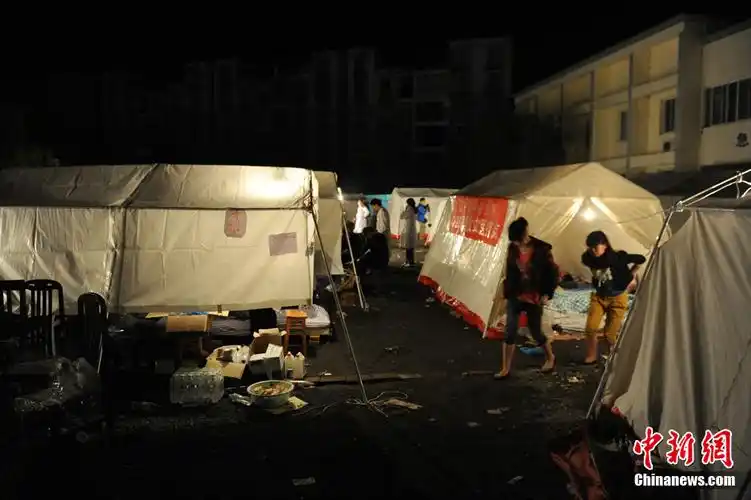 芦山地震救治点宁静的夜晚