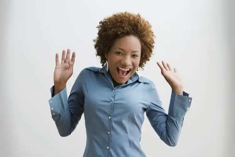 西方人,一个人,站,举,笑,大笑,横图,室内,白天,白色背景,正面,兴奋