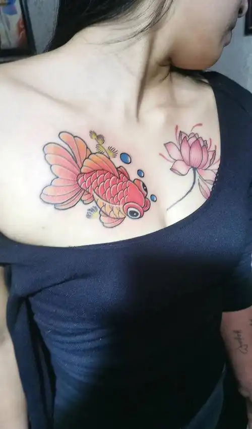 金鱼纹身图片_胸部新传统水彩纹身图案