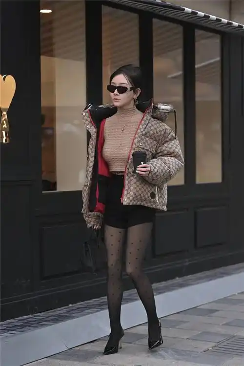 黑色丝袜搭配高跟鞋,大多数美女都会选择细跟的款式,时尚优雅_身材