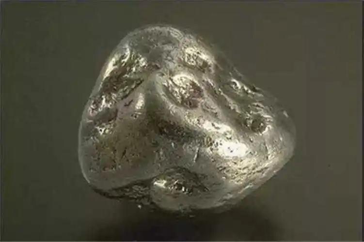 铑金属通常不会形成氧化物,即使在加热时,在大气中