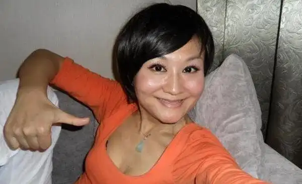 原央视主持人,嫁富豪却遭虐待,吃过期食物,一年只用一包卫生巾