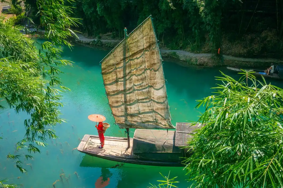 诗词原创 七绝 春舟 作者:火云 江上春风万里船,柳丝如梦梦如烟.