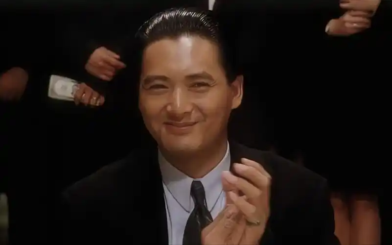 再后来的《赌神》更是让他走上了事业巅峰期,当时掀起了一阵玩牌的