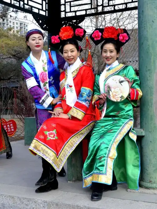 2019年2月9日,大年初五,辽阳的满族人在一起,他们穿着满族服饰,用满族