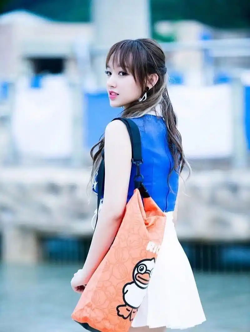 白白嫩嫩的潇潇 #程潇##美女##可爱# 图片来源:程潇安利星球 图片自取