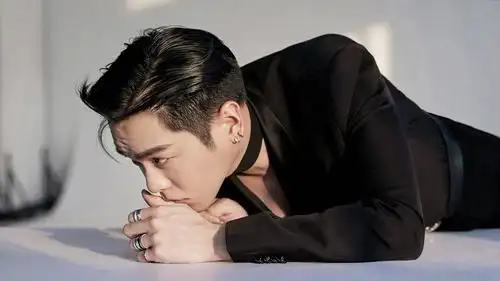 时尚型男张若昀霸气高冷写真