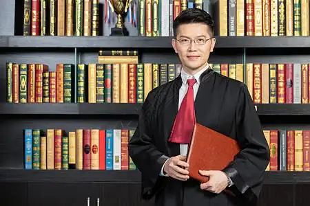 男性律师拿着法律法典图片素材