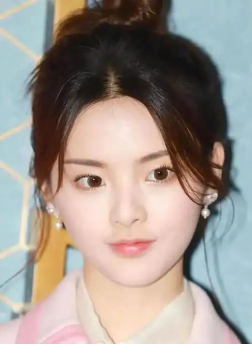 杨超越颜值依旧抗打,无美颜无滤镜,网友直呼:这才叫"明星脸"