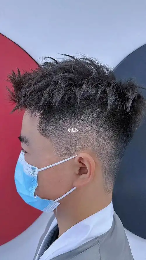 偏多偏少都适用针对头发根部蓬松质层,拥有空间感和立体感的一款发型