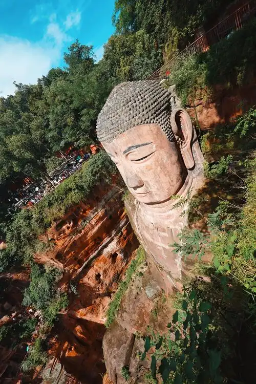 乐山大佛位于乐山市濒大渡河青衣江和岷江三江汇流处