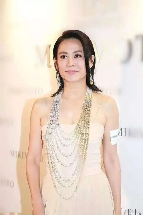 宣萱身材好正,堪比超模!只是这衣品很差,这串珍珠项链好辣眼!