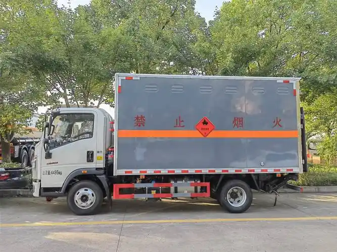 重汽豪沃杂项国六液化气瓶运输车